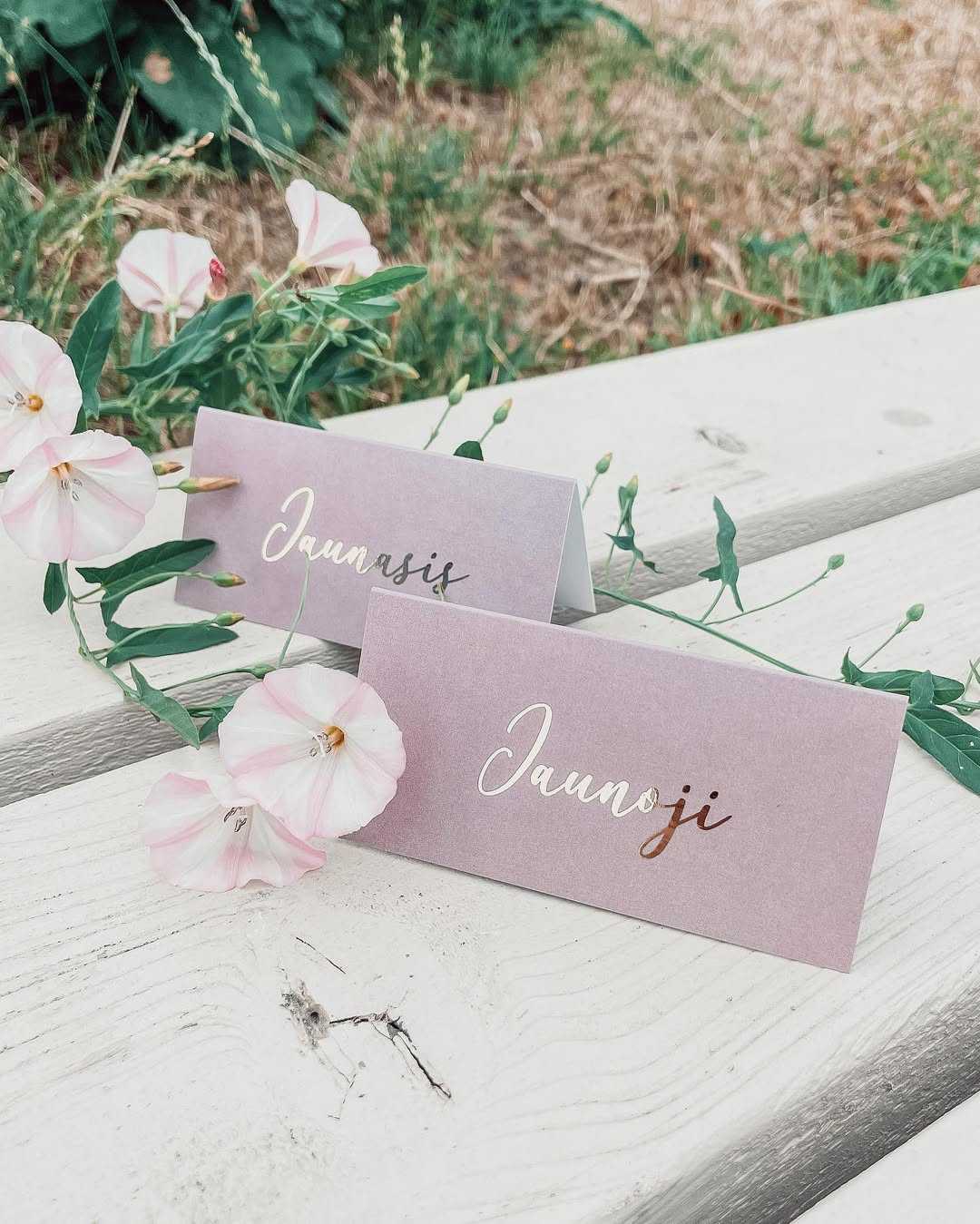 🌸 Pastatomos vardo kortelės