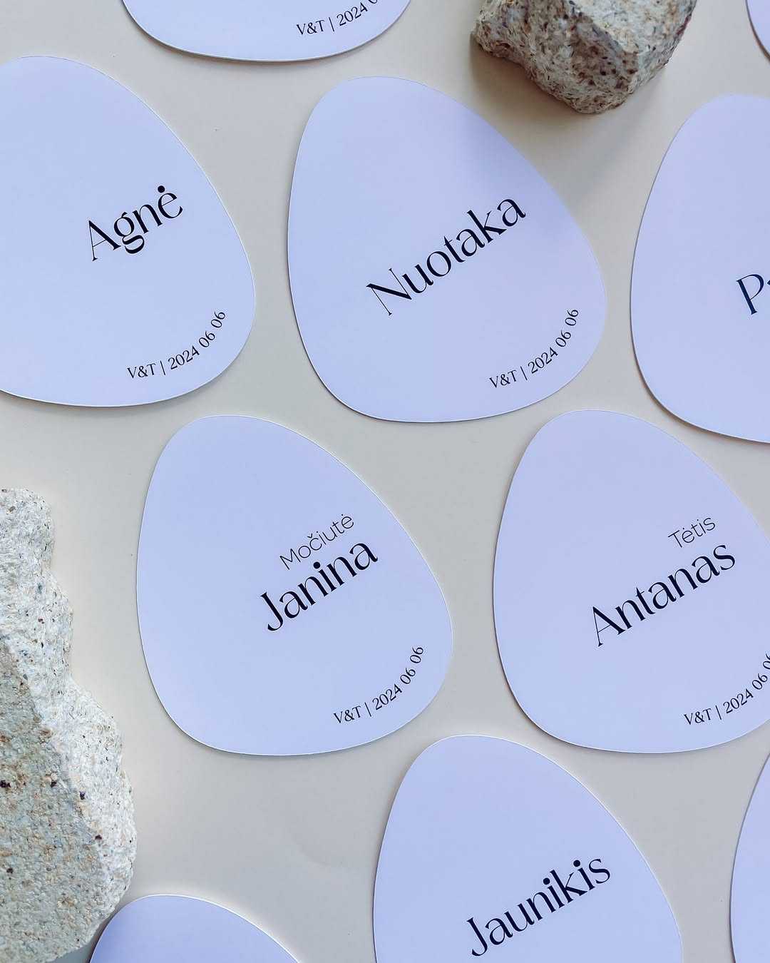 🐚 Nugludinto jūros akmenėlio formos vardo kortelė
