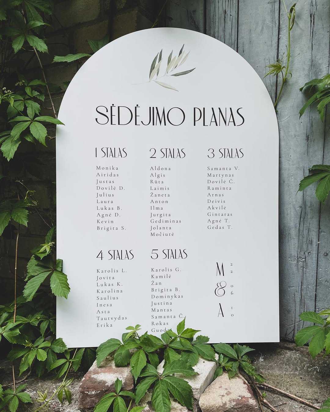 🦚 Svečių sėdėjimo planas su alyvmedžio šakele